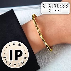 ⚜️[𝟯𝟬%𝗢𝗙𝗙|𝗯𝘂𝗻𝗱𝗹𝗲𝘀 𝟯+]⚜️Gold Twisted Stainless Steel Cuff NEW